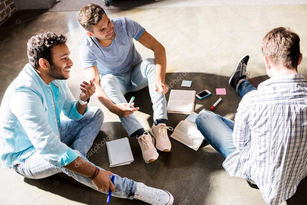 Dirigeant de PME en discussion avec un consultant
