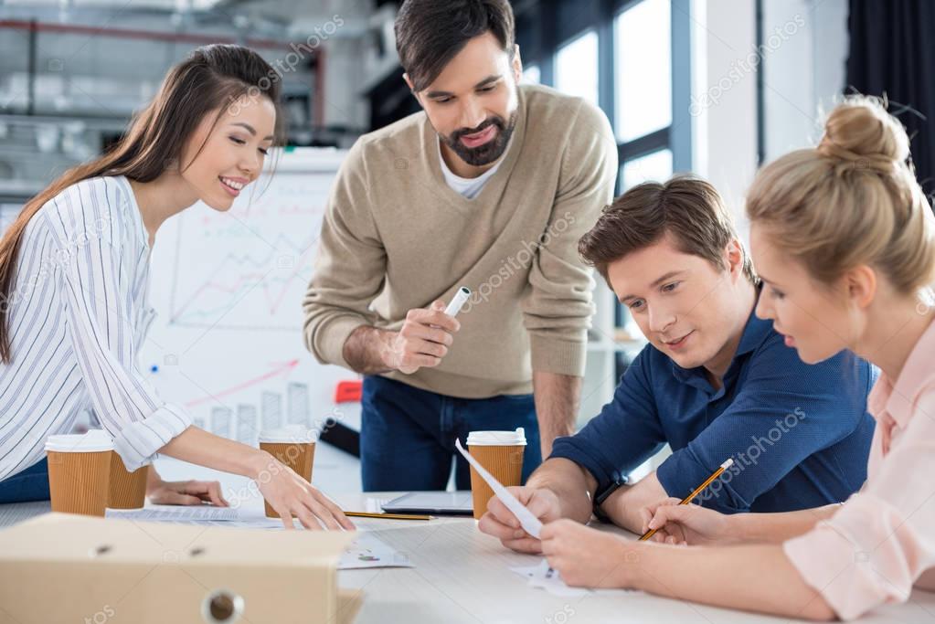 Manager motivant son équipe projet