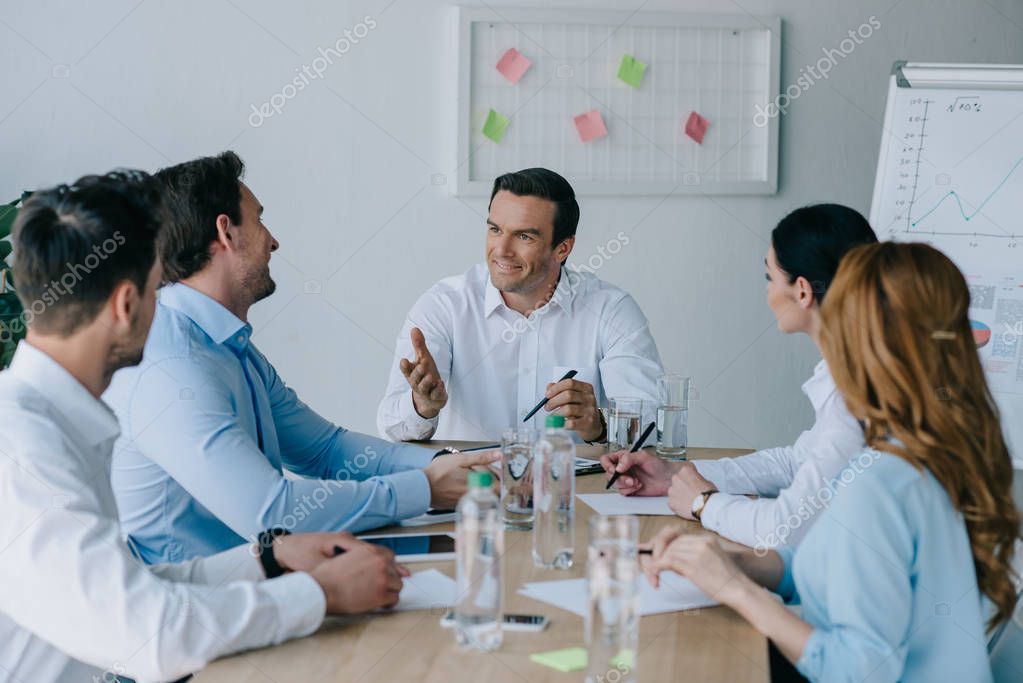 Chef de projet animant une discussion d’équipe