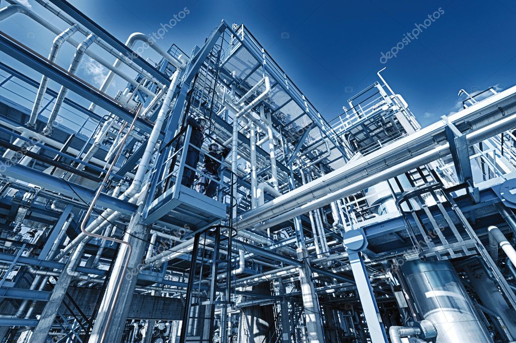 Site industriel avec équipe projet sur le terrain