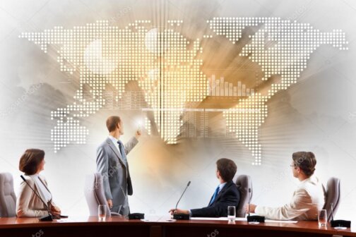 Chef de projet animant un atelier de travail international