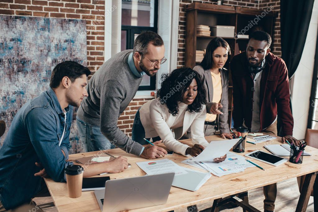 Atelier de travail transversal dans une entreprise