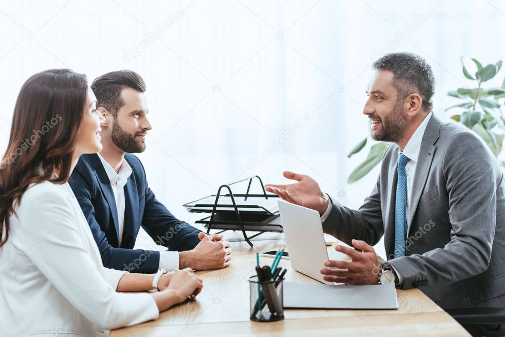 Entretien commercial avec des clients autour d’une table