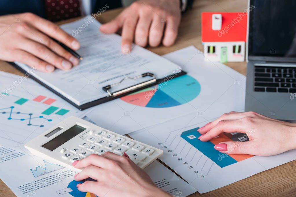 Siège d’une banque avec collaborateurs en réunion