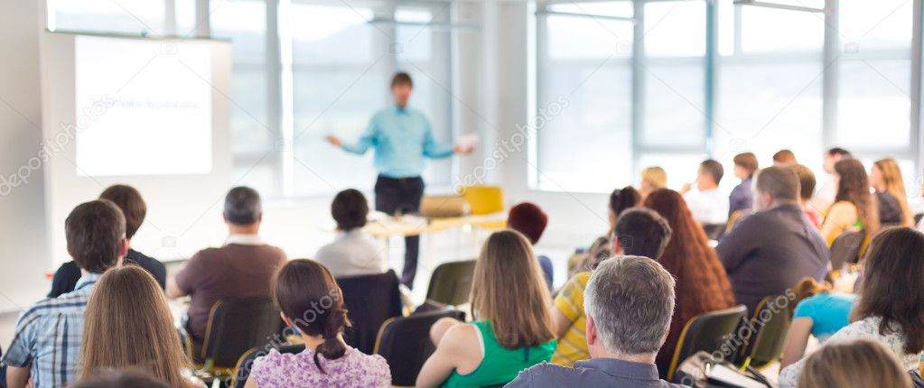 Session de formation en management de projet avec un formateur devant un écran