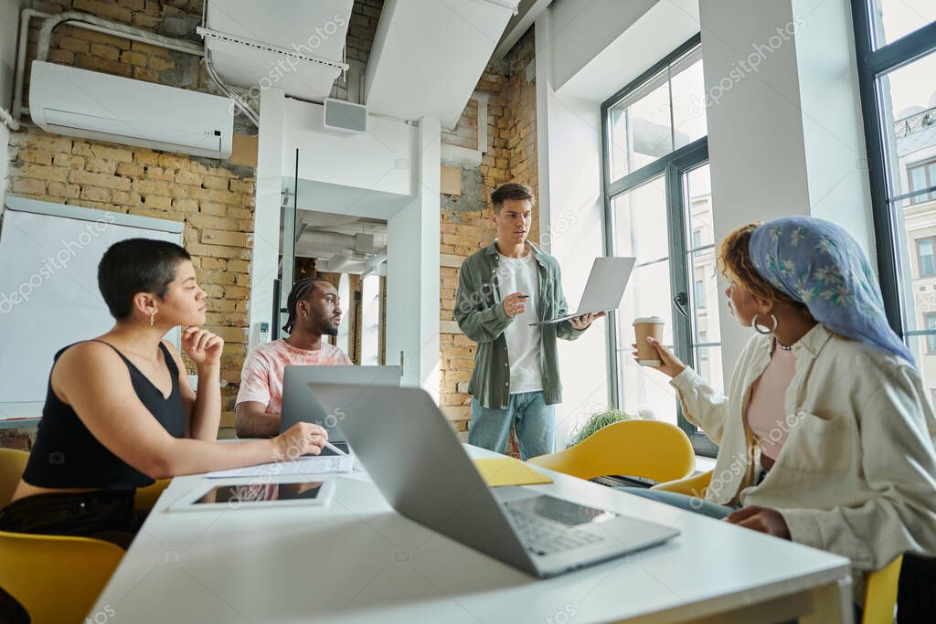 Manager en discussion avec un collègue dans un bureau moderne