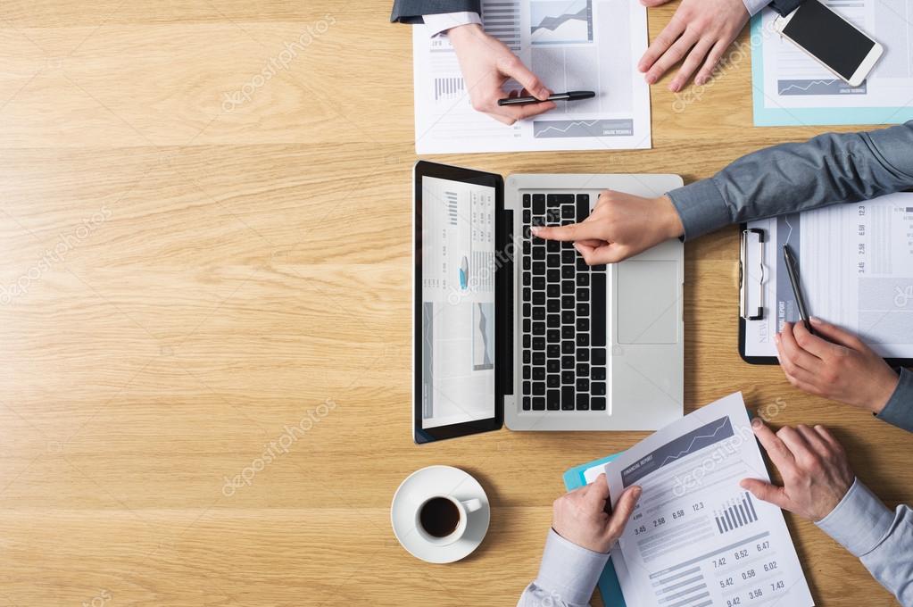 Réunion de travail dans une société de services