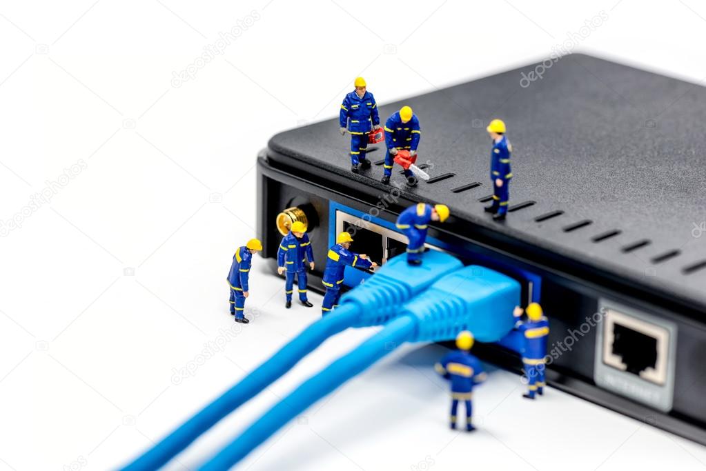 Salle de contrôle télécoms et équipe IT